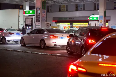 速度去加油！今晚12点过后，全国油价正式上调，上涨高达140元/吨（今晚油价要降了,加满一箱92号汽油将少花7元）