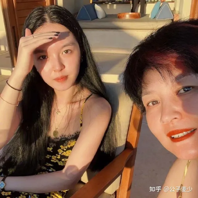 哈文带女儿美国过年！靠2亿遗产生活没再嫁，女儿戴五件珠宝太豪华（哈文现后续老公是谁）
