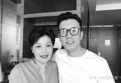 哈文已从失去李咏的阴影中走出，渴望新一段新感情，女儿曝妈妈近照，右手食指已戴上钻戒（哈文是谁和李咏什么关系）