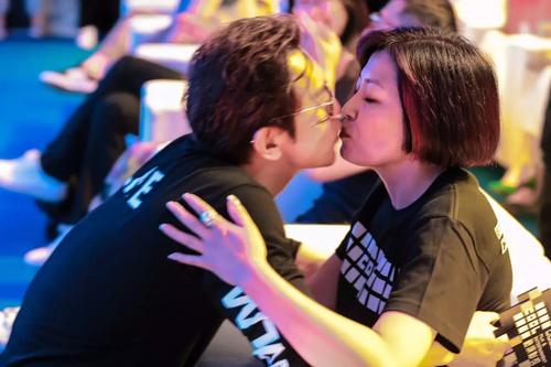 哈文：丈夫李咏病逝后坚持不改嫁，还定期给公婆生活费（哈文和李咏的爱情）