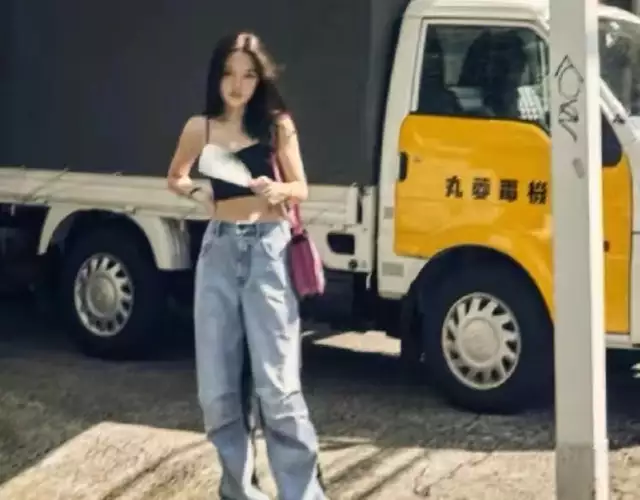 李咏妻子晒照纪念结婚30周年！与女儿定居美国，网友劝其再找他人那个高考故意考0分，写8000字抨击高考制度的蒋多多，现在怎样？（李咏和妻子）