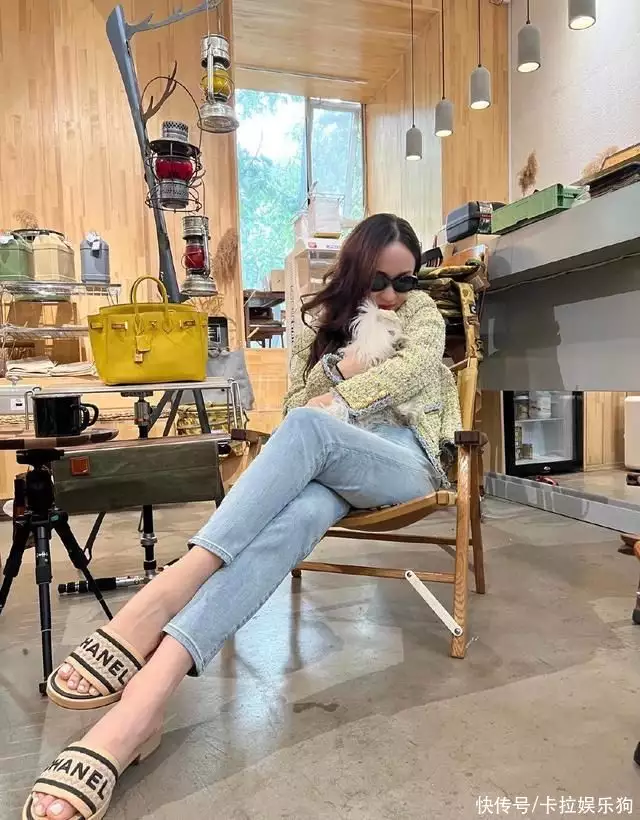 杜江霍思燕一起探店过二人世界，网友:杜江咋开始留长发了，达咩争议！