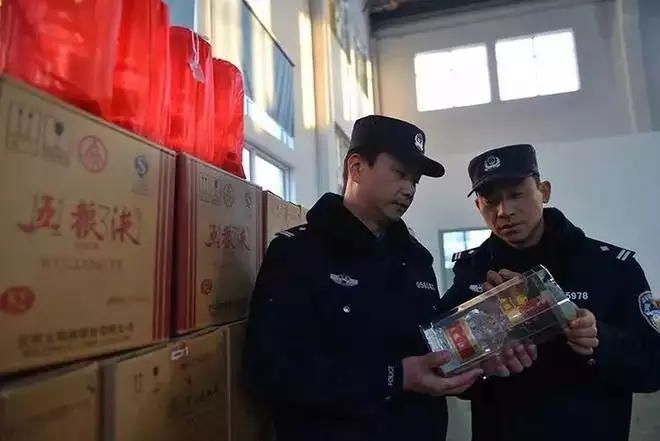 2020年，浙江一婚宴五粮液被调包,18人中毒住院,家属索赔50万,结局咋样?江西一大学生到派出所，更换二代身份证，民警：你必须得换个名字（婚酒五粮液）