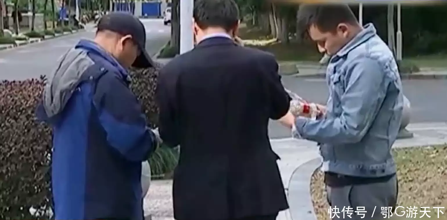 20年浙江一婚宴五粮液被调包，18人住院，家属索赔50万，结果如何礼堂门卫隐藏身份60年，女婿“设局”暴露其身份，授奖时泪流满面（宜宾五粮液婚宴酒价格表）