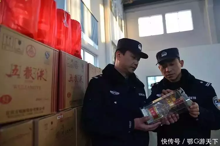 20年浙江一婚宴五粮液被调包，18人住院，家属索赔50万，结果如何礼堂门卫隐藏身份60年，女婿“设局”暴露其身份，授奖时泪流满面（宜宾五粮液婚宴酒价格表）