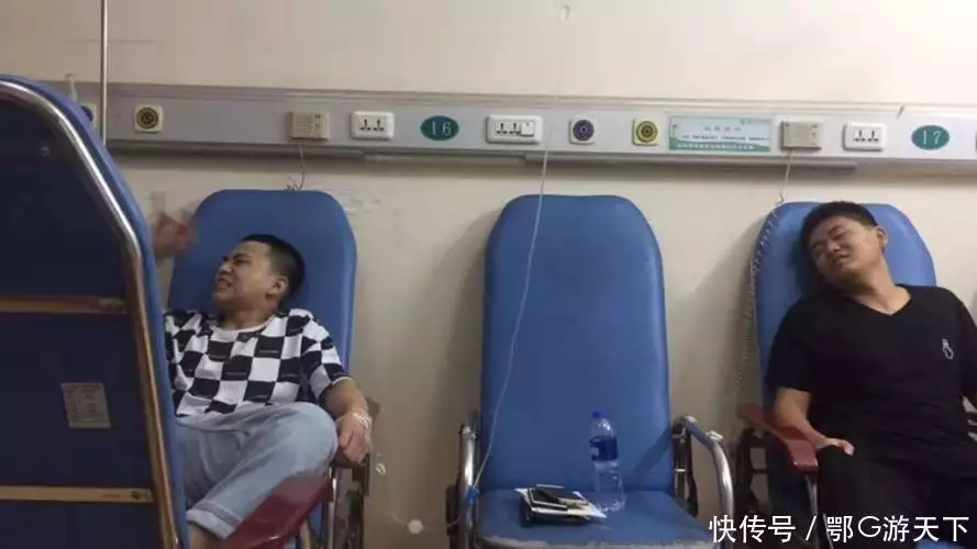 20年浙江一婚宴五粮液被调包，18人住院，家属索赔50万，结果如何礼堂门卫隐藏身份60年，女婿“设局”暴露其身份，授奖时泪流满面（宜宾五粮液婚宴酒价格表）