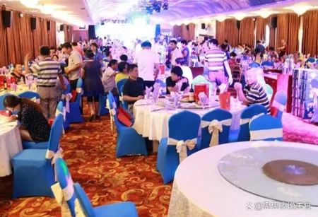 浙江一土豪办婚宴，外省好友一家四口随礼100，入席直呼：来值了（浙江酒席大概多少钱一桌菜）