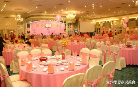 浙江一土豪办婚宴，外省好友一家四口随礼100，入席直呼：来值了（浙江酒席大概多少钱一桌菜）