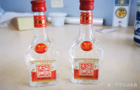 浙江一土豪办婚宴，外省好友一家四口随礼100，入席直呼：来值了（浙江酒席大概多少钱一桌菜）
