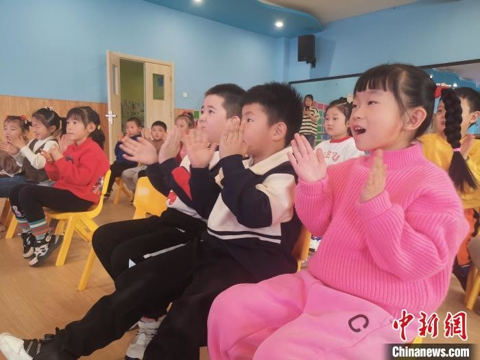 山西左权：17名萌娃同唱《孤勇者》感谢消防员(左权名歌会)