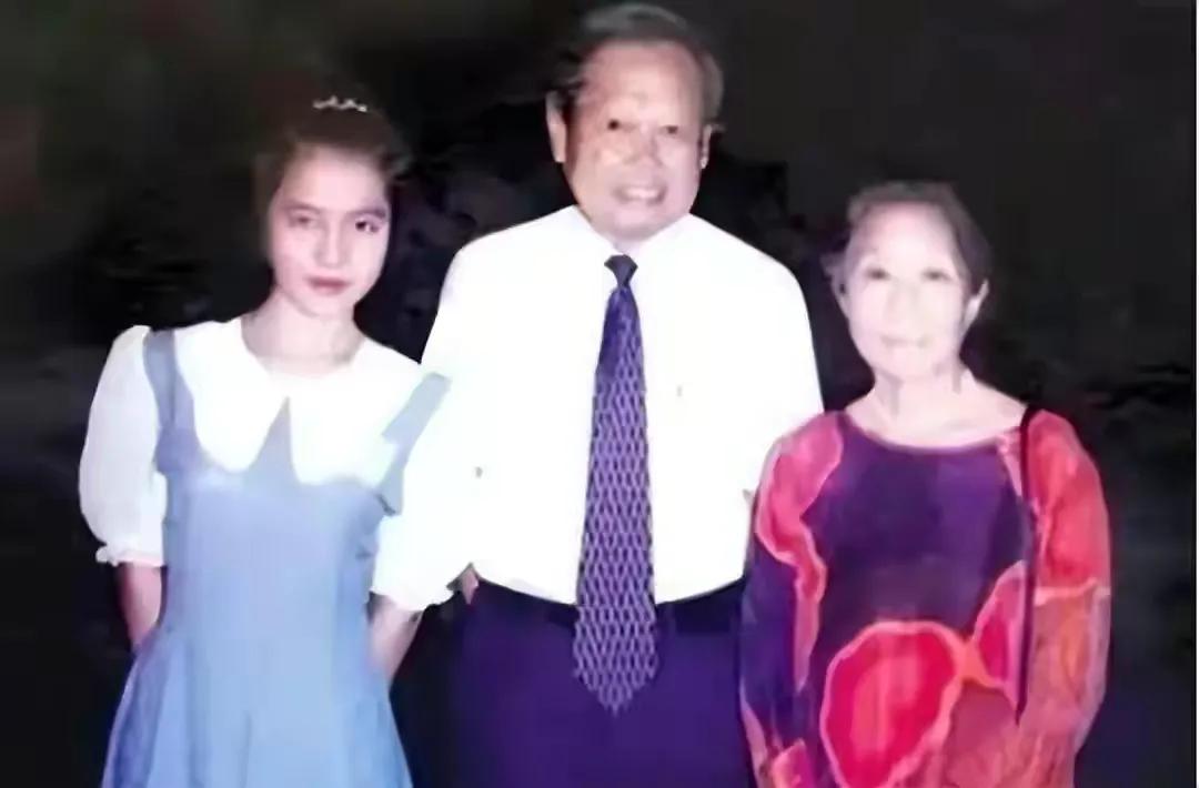 有种“整容”叫翁帆结婚，丈夫杨振宁变化不大，她却像换了个人（翁帆接受采访:和杨振宁结婚当天）