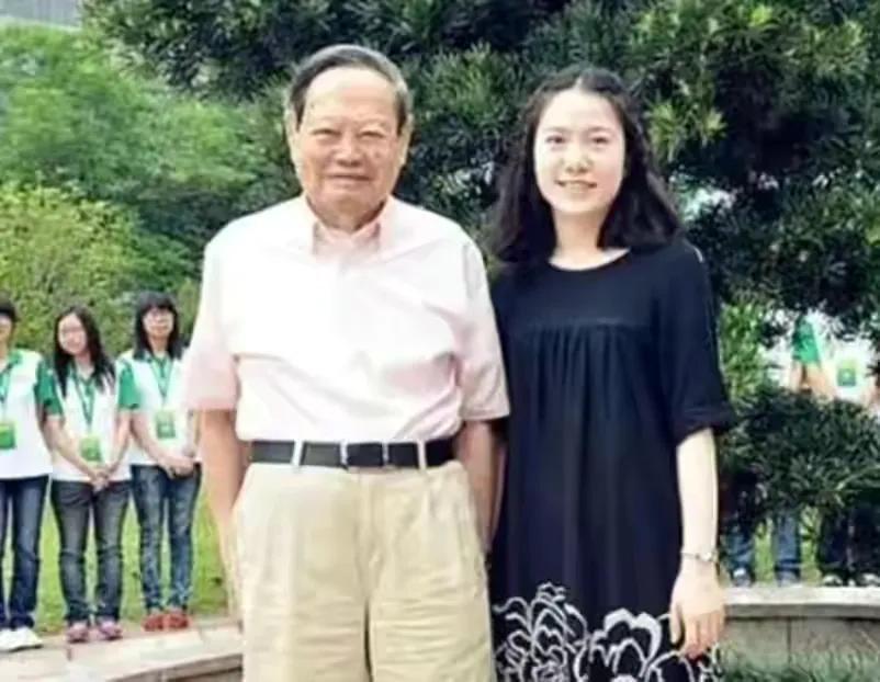 有种“整容”叫翁帆结婚，丈夫杨振宁变化不大，她却像换了个人（翁帆接受采访:和杨振宁结婚当天）