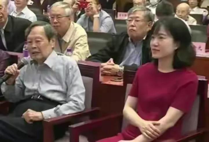 有种“整容”叫翁帆结婚，丈夫杨振宁变化不大，她却像换了个人（翁帆接受采访:和杨振宁结婚当天）