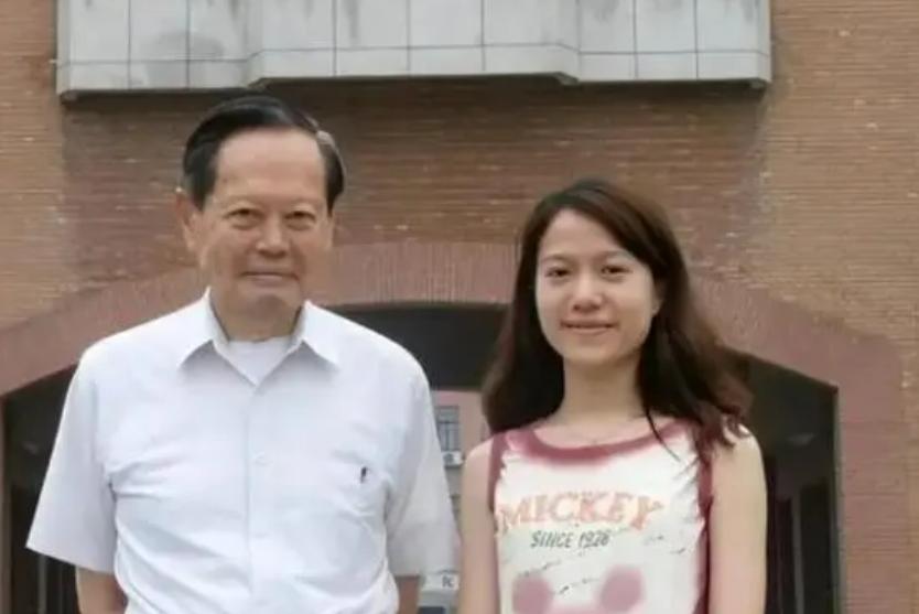 杨振宁娶小54岁翁帆，为何17年来都要早睡，真实情况让人感动（杨振宁与翁帆结婚照片）