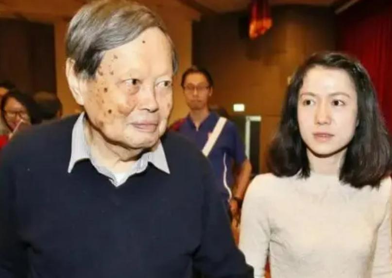 杨振宁娶小54岁翁帆，为何17年来都要早睡，真实情况让人感动（杨振宁与翁帆结婚照片）
