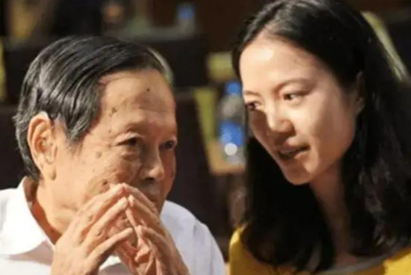 杨振宁娶小54岁翁帆，为何17年来都要早睡，真实情况让人感动（杨振宁与翁帆结婚照片）