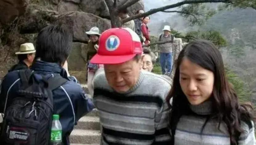 杨振宁娶小54岁翁帆，为何17年来都要早睡，真实情况让人感动（杨振宁与翁帆结婚照片）