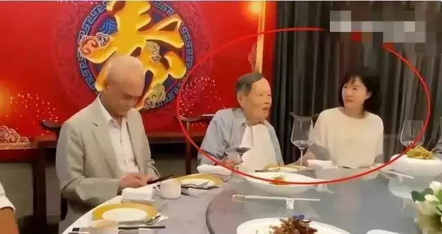 杨振宁，刚过完百岁生日，就住进了医院！他愿望能活到茶寿王力宏与李靓蕾首次同框出庭:男方苍老，女方眼神空洞一言不发（杨振宁100岁发言）