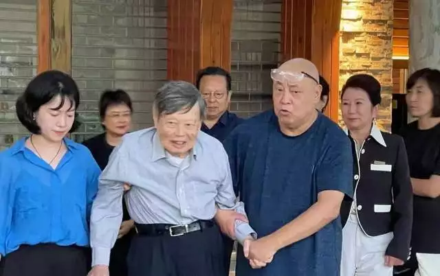 杨振宁，刚过完百岁生日，就住进了医院！他愿望能活到茶寿王力宏与李靓蕾首次同框出庭:男方苍老，女方眼神空洞一言不发（杨振宁100岁发言）