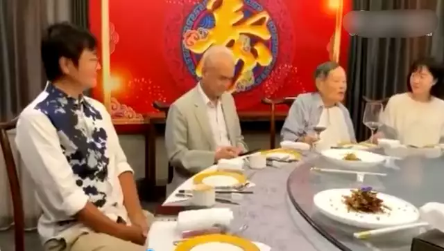 杨振宁，刚过完百岁生日，就住进了医院！他愿望能活到茶寿王力宏与李靓蕾首次同框出庭:男方苍老，女方眼神空洞一言不发（杨振宁100岁发言）