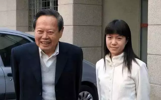 杨振宁，刚过完百岁生日，就住进了医院！他愿望能活到茶寿王力宏与李靓蕾首次同框出庭:男方苍老，女方眼神空洞一言不发（杨振宁100岁发言）
