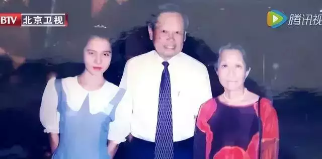 杨振宁，刚过完百岁生日，就住进了医院！他愿望能活到茶寿王力宏与李靓蕾首次同框出庭:男方苍老，女方眼神空洞一言不发（杨振宁100岁发言）