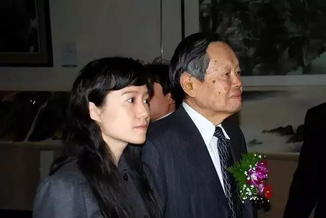 杨振宁，刚过完百岁生日，就住进了医院！他愿望能活到茶寿王力宏与李靓蕾首次同框出庭:男方苍老，女方眼神空洞一言不发（杨振宁100岁发言）
