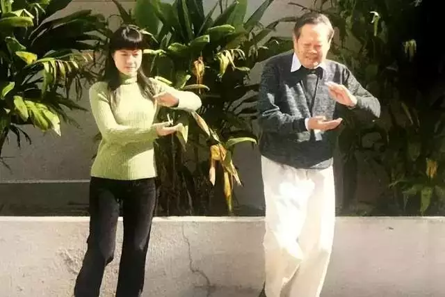 杨振宁，刚过完百岁生日，就住进了医院！他愿望能活到茶寿王力宏与李靓蕾首次同框出庭:男方苍老，女方眼神空洞一言不发（杨振宁100岁发言）