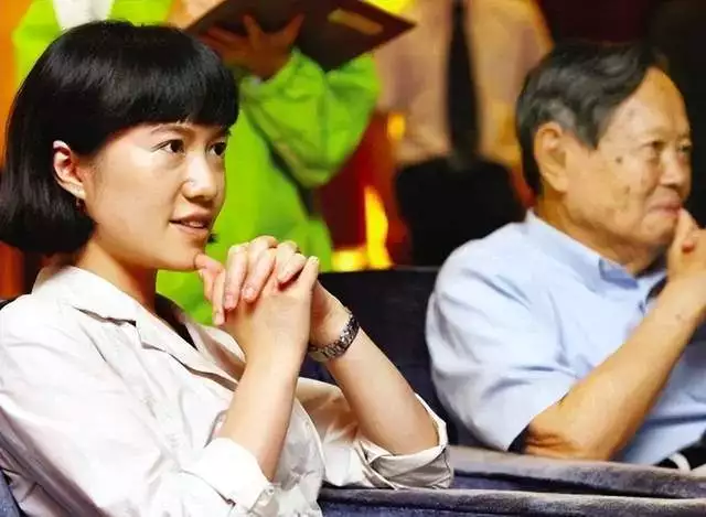 杨振宁，刚过完百岁生日，就住进了医院！他愿望能活到茶寿王力宏与李靓蕾首次同框出庭:男方苍老，女方眼神空洞一言不发（杨振宁100岁发言）