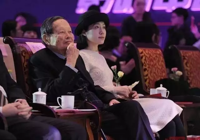 杨振宁，刚过完百岁生日，就住进了医院！他愿望能活到茶寿王力宏与李靓蕾首次同框出庭:男方苍老，女方眼神空洞一言不发（杨振宁100岁发言）
