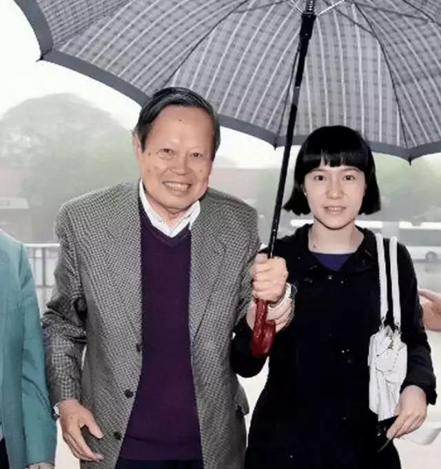 杨振宁，刚过完百岁生日，就住进了医院！他愿望能活到茶寿王力宏与李靓蕾首次同框出庭:男方苍老，女方眼神空洞一言不发（杨振宁100岁发言）
