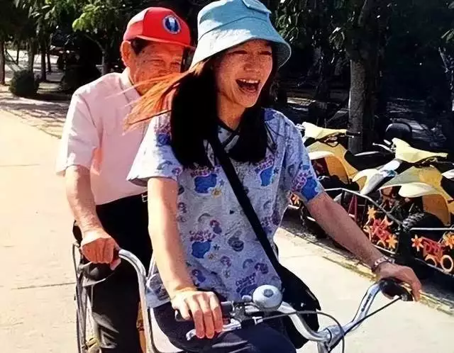 杨振宁，刚过完百岁生日，就住进了医院！他愿望能活到茶寿王力宏与李靓蕾首次同框出庭:男方苍老，女方眼神空洞一言不发（杨振宁100岁发言）
