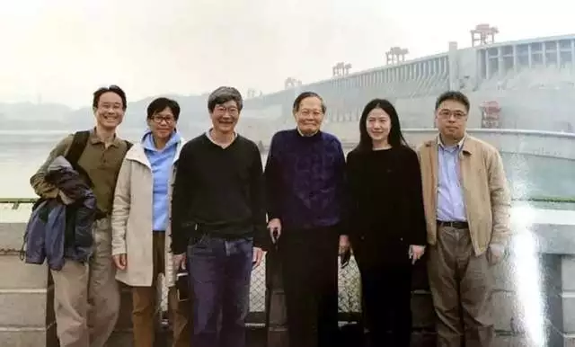 杨振宁，刚过完百岁生日，就住进了医院！他愿望能活到茶寿王力宏与李靓蕾首次同框出庭:男方苍老，女方眼神空洞一言不发（杨振宁100岁发言）