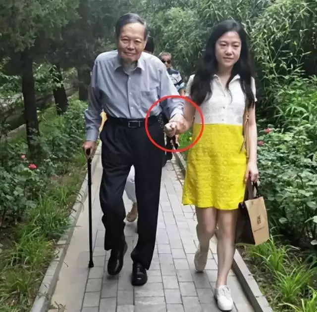 杨振宁，刚过完百岁生日，就住进了医院！他愿望能活到茶寿王力宏与李靓蕾首次同框出庭:男方苍老，女方眼神空洞一言不发（杨振宁100岁发言）