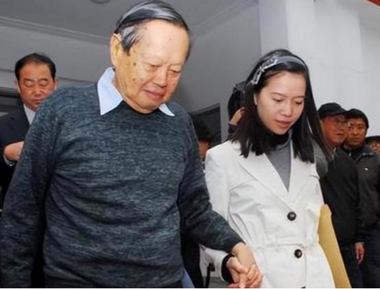 老夫少妻，28岁翁帆嫁82岁杨振宁，为爱相守18年，备受质疑（翁帆嫁给杨振宁几岁生子）