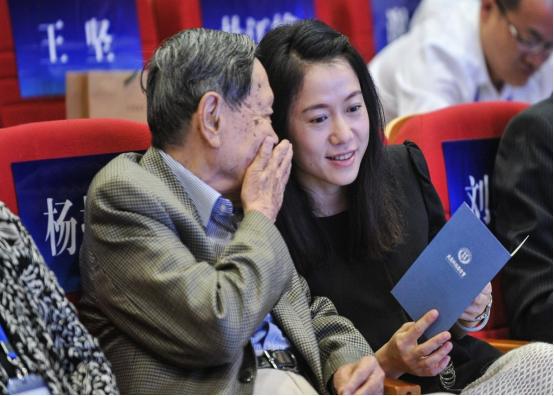 老夫少妻，28岁翁帆嫁82岁杨振宁，为爱相守18年，备受质疑（翁帆嫁给杨振宁几岁生子）
