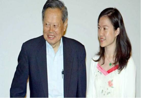 老夫少妻，28岁翁帆嫁82岁杨振宁，为爱相守18年，备受质疑（翁帆嫁给杨振宁几岁生子）