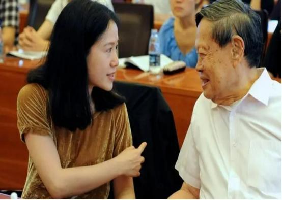 老夫少妻，28岁翁帆嫁82岁杨振宁，为爱相守18年，备受质疑（翁帆嫁给杨振宁几岁生子）