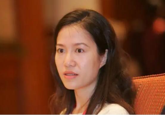 老夫少妻，28岁翁帆嫁82岁杨振宁，为爱相守18年，备受质疑（翁帆嫁给杨振宁几岁生子）