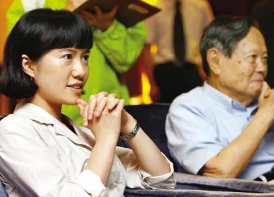 老夫少妻，28岁翁帆嫁82岁杨振宁，为爱相守18年，备受质疑（翁帆嫁给杨振宁几岁生子）