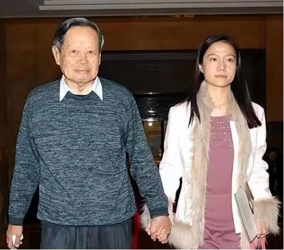 老夫少妻，28岁翁帆嫁82岁杨振宁，为爱相守18年，备受质疑（翁帆嫁给杨振宁几岁生子）