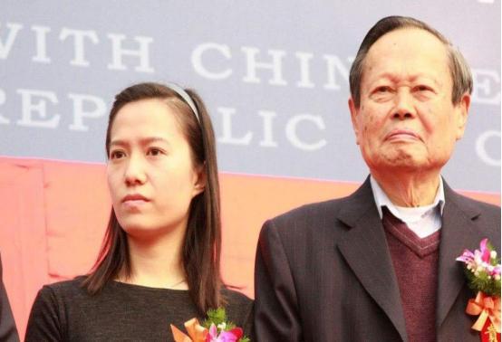 老夫少妻，28岁翁帆嫁82岁杨振宁，为爱相守18年，备受质疑（翁帆嫁给杨振宁几岁生子）