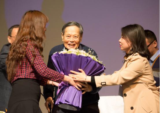 老夫少妻，28岁翁帆嫁82岁杨振宁，为爱相守18年，备受质疑（翁帆嫁给杨振宁几岁生子）