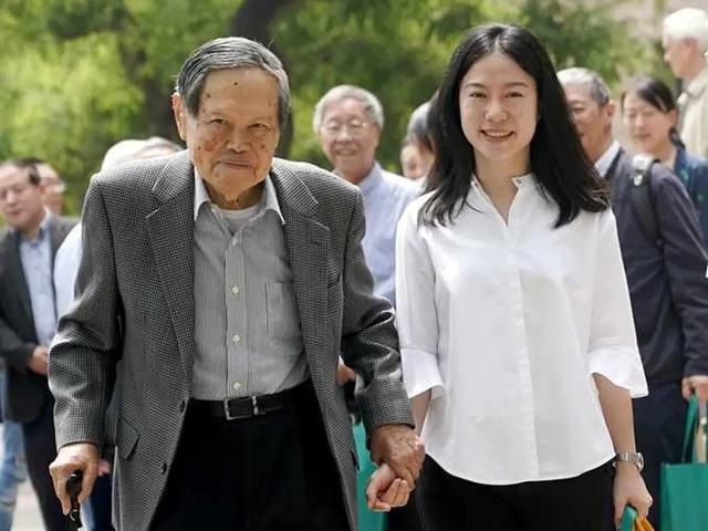 28岁翁帆嫁82岁杨振宁，恩爱至今，杨振宁子女：翁帆是个好女孩（杨振宁和翁帆夫妻相）