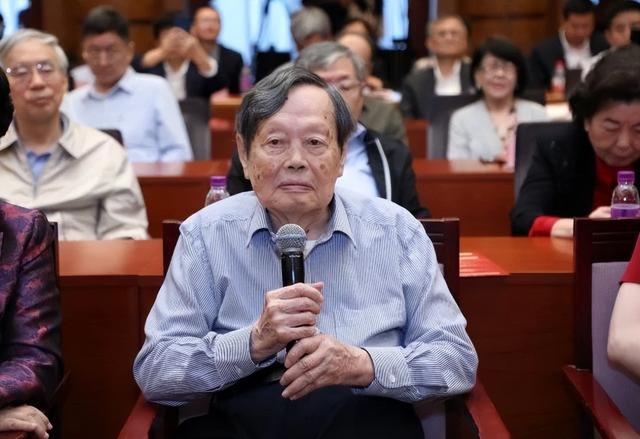 28岁翁帆嫁82岁杨振宁，恩爱至今，杨振宁子女：翁帆是个好女孩（杨振宁和翁帆夫妻相）