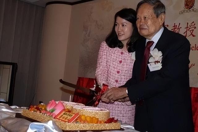28岁翁帆嫁82岁杨振宁，恩爱至今，杨振宁子女：翁帆是个好女孩（杨振宁和翁帆夫妻相）