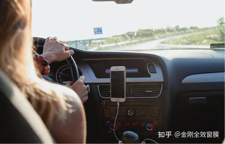 夏天汽车贴膜，真的隔热吗？（汽车贴膜真能隔热吗多少钱）
