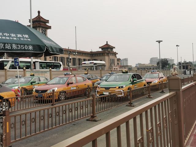 乘客热得慌司机遭暴晒，出租车为啥不能贴防晒膜？（出租车可以贴透明的太阳膜么视频）