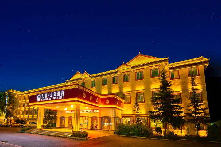 求一个人旅行九寨沟攻略？要准备多少钱？带什么物品？时间怎么掌控？途中需要注意哪些事项？越完善详细越好？（九寨沟一日旅游攻略自助游）