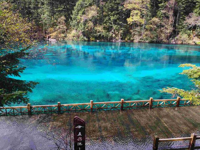 到四川九寨沟旅游三天大概花多少钱？四川九寨沟旅游方案三天两夜（去四川九寨沟门票价格）